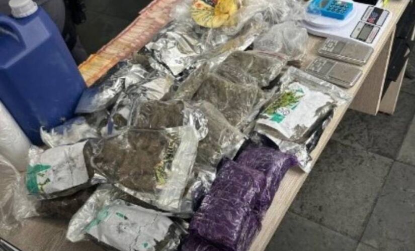 Polícia apreendeu 794 pinos de cocaína, 715 pedras de crack, 167 porções de maconha e uma máquina para selar embalagens, além de um simulacro de arma