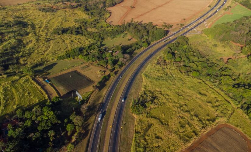 Em casos de emergência é importante procurar locais seguros, como postos de serviços das concessionários ou bases da Polícia Militar Rodoviária