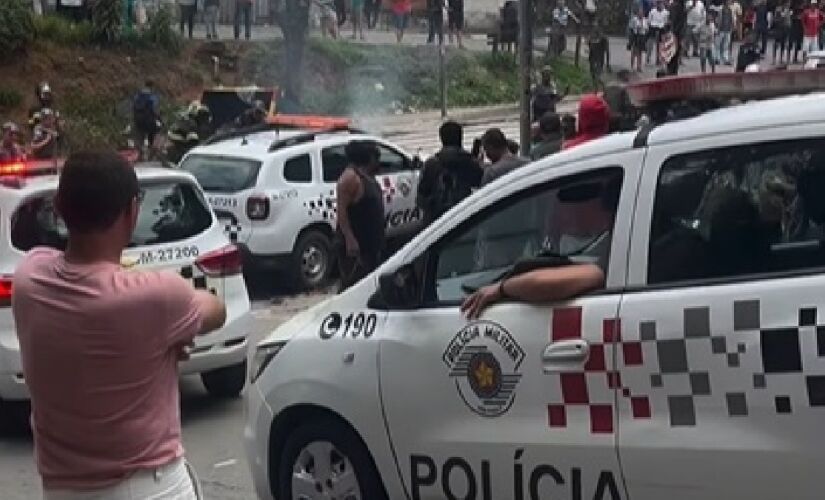 Manifestantes fecharam avenida em Parelheiros, na zona sul de São Paulo