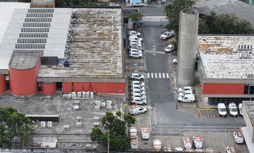 Carros estacionados em pátio da Enel em São Paulo