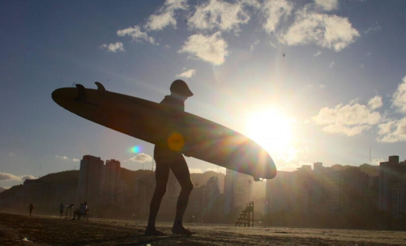 Cidade de Santos, no litoral de SP, tem escola de surf com aulas totalmente grauitas