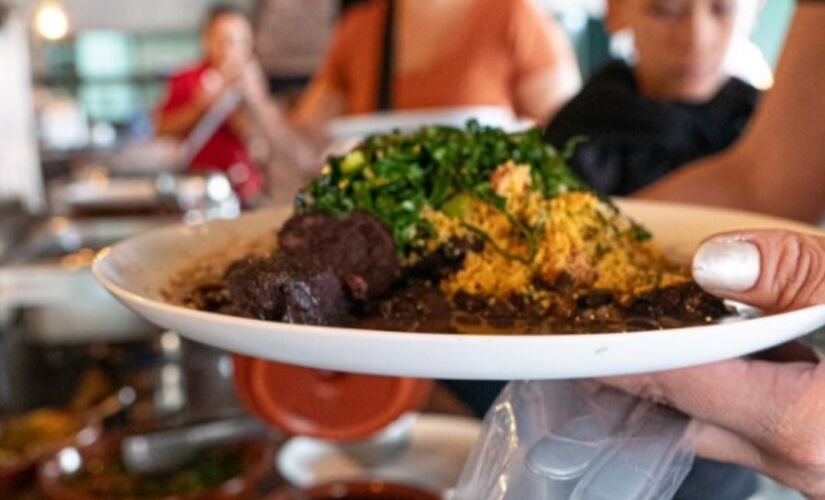 Feijoada é vendida por R$ 39,90, no ABC Paulista