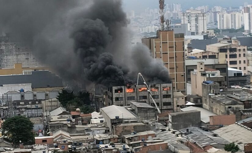 Segundo bombeiros, fogo atingiu último pavimento do prédio