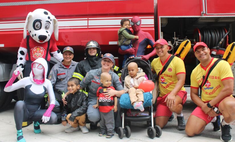 Corpo de Bombeiros visita crianças em tratamento de câncer, no Graacc