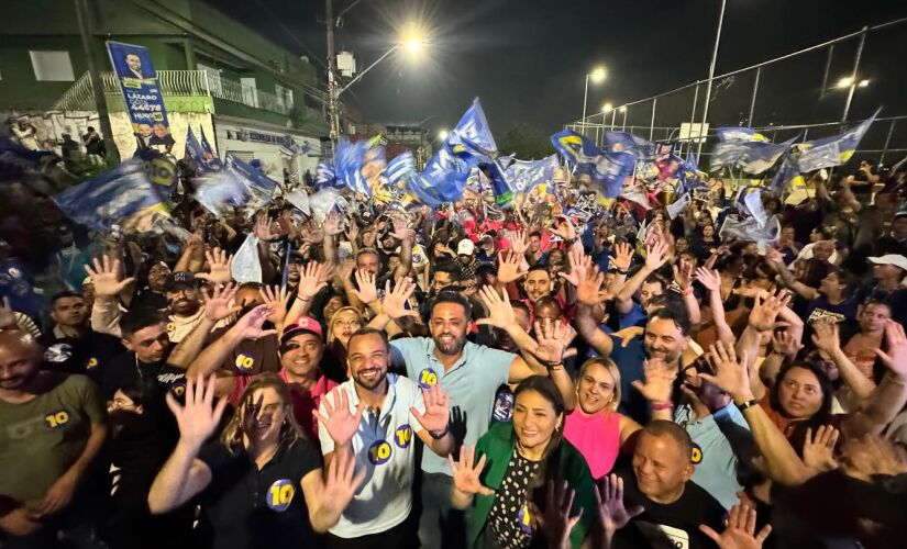 Hugo Prado ao lado de Ney Santos e equipe de campanha em caminhada por Embu das Artes, na região sudoeste da Grande São Paulo