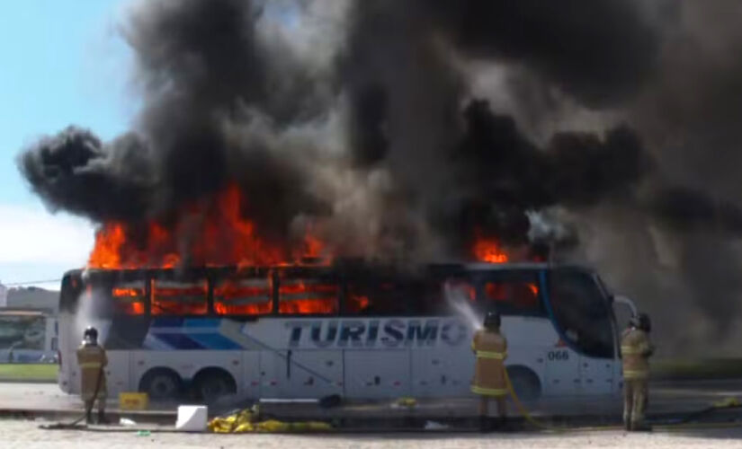 Em represália, moradores do entorno saquearam um dos ônibus de excursão dos torcedores e atearam fogo ao coletivo