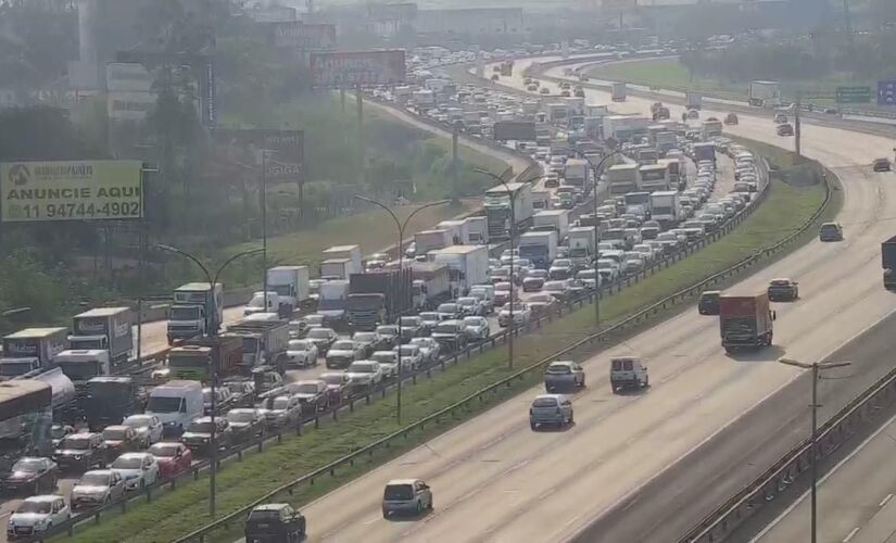 Rodovias que chegam a São Paulo apresentam grande lentidão nesta terça (8/10)