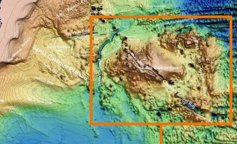 Localizada a aproximadamente 1.200 quilômetros da costa sudeste do Brasil, ela está submersa a 650 metros de profundidade. 