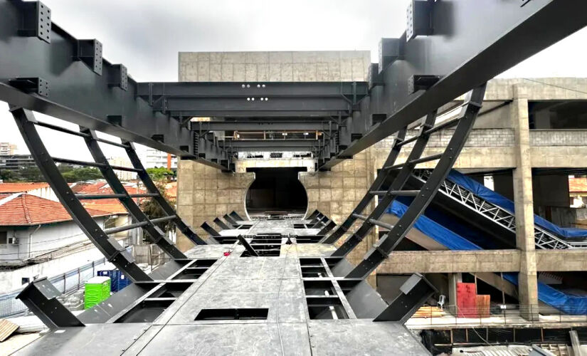 Instalação de passarela na Estação Campo Belo, da Linha 17-Ouro, em São Paulo