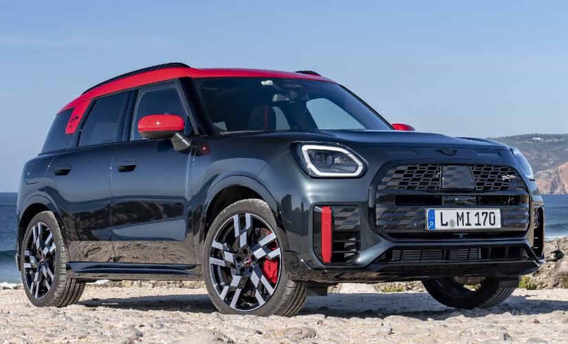 O novo John Cooper Works Countryman tem 4,43 metros de comprimento