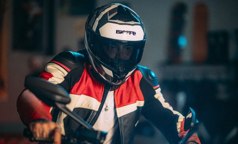 De todos os tipos, cores e grafismos, seja na hora de pilotar ou mesmo de subir na garupa, cada motociclista tem seu capacete preferido