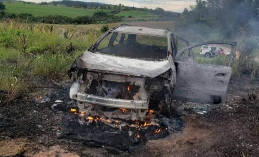 Carro de um dos mortos foi encontrado incendiado