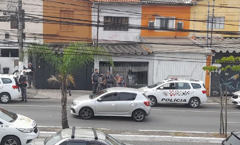 Ao chegar no local, policiais se depararam com seis indivíduos, que ao verem os policiais tentaram fugir, porém foram perseguidos e presos