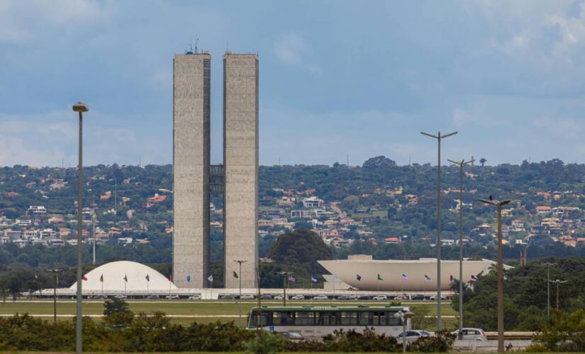 Constituição Federal de 1988 proibiu o Distrito Federal de ser dividido em municípios