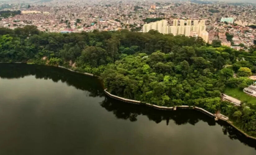 A Represa de Guarapiranga, cuja parte pertence a Palhereiros, um dos bairros mais arborizados de São Paulo