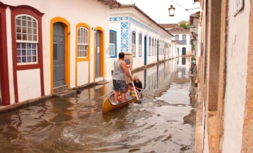 As ruas de Paraty foram planejadas pouco acima do nível do mar, e as casas construídas cerca de 30 cm acima das ruas, para que a água não invada as construções. 