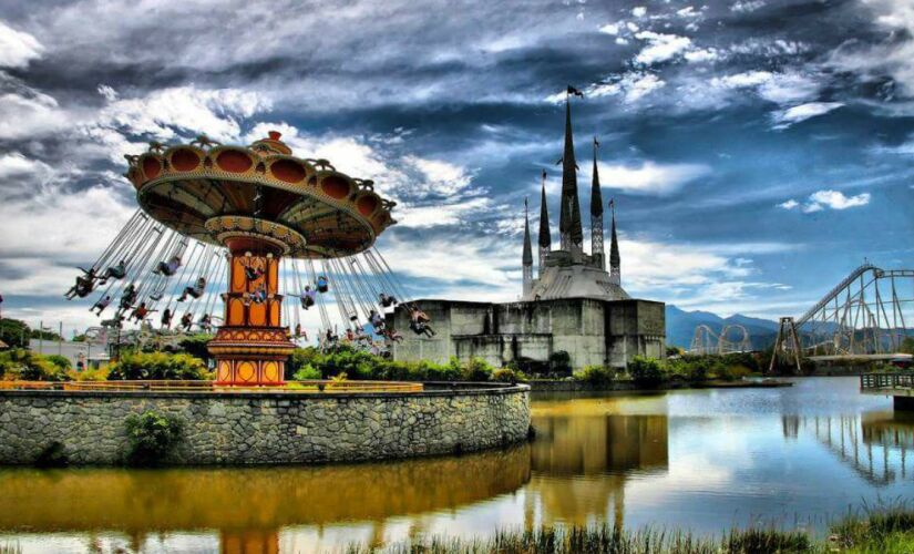 As vias internas do parque eram sinalizadas em português, inglês e espanhol, lembrando a famosa Disney World.