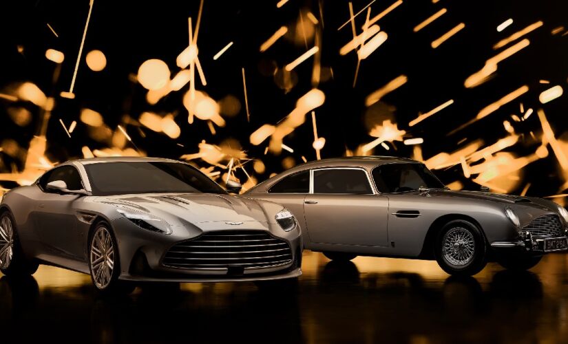 Aston Martin DB12 Goldfinger Edition em primeiro plano, com o DB5 que participou do filme "007 contra Goldfinger"