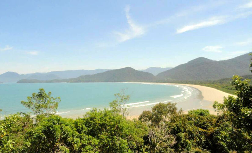 Praia da Fazenda atravessa a ampla baía da tradicional vila de pescadores de Picinguaba