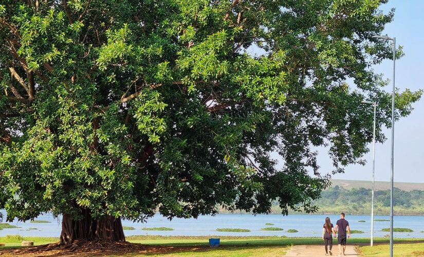 Praia dos Namorados, na região de Campinas, é procurada por turistas