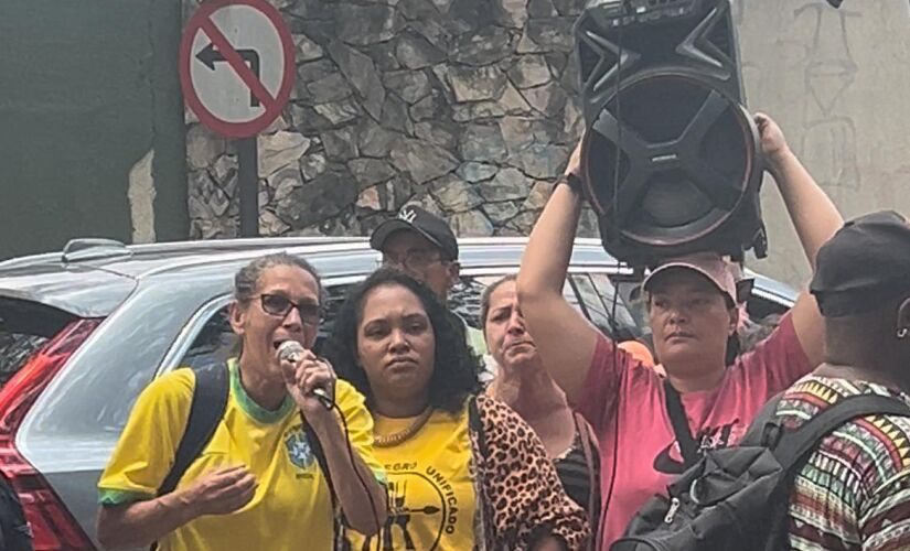 Manifestantes fizeram ato antes de almoço entre Nunes e Bolsonaro, em São Paulo