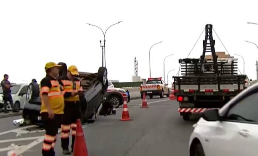 Carro capotou na rua Guaicurus, em São Paulo