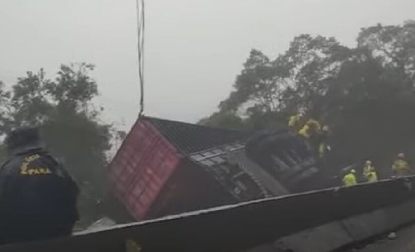 Nove pessoas morreram após acidente entre carreta e van