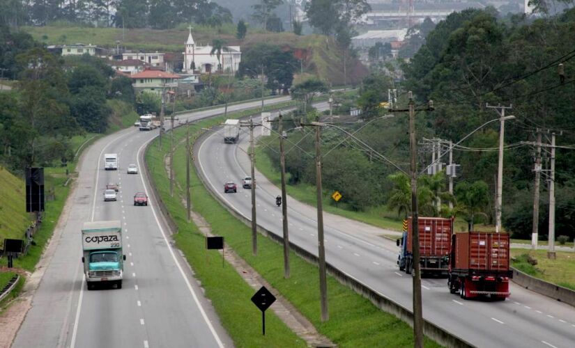 A BR-116, também chamada de Rodovia Presidente Dutra, é uma das mais importantes e extensas rodovias federais do Brasil, cuja história se estende desde as décadas de 1940 e 1950.