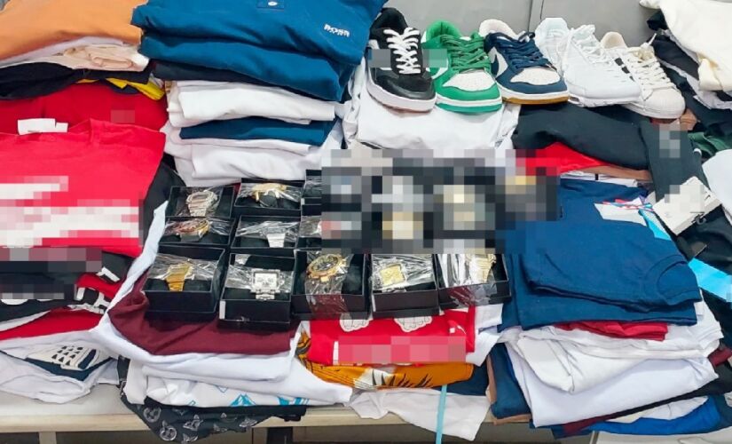 Óculos, bonés, tênis, relógios, bolsas e camisetas foram apreendidas