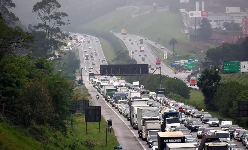 Congestionamento ultrapassa meia hora na rodovia dos Imigrantes