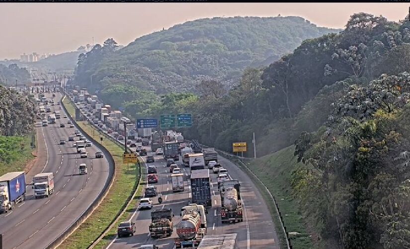 Rodovias acumulam uma hora de congestionamento na chegada a São Paulo