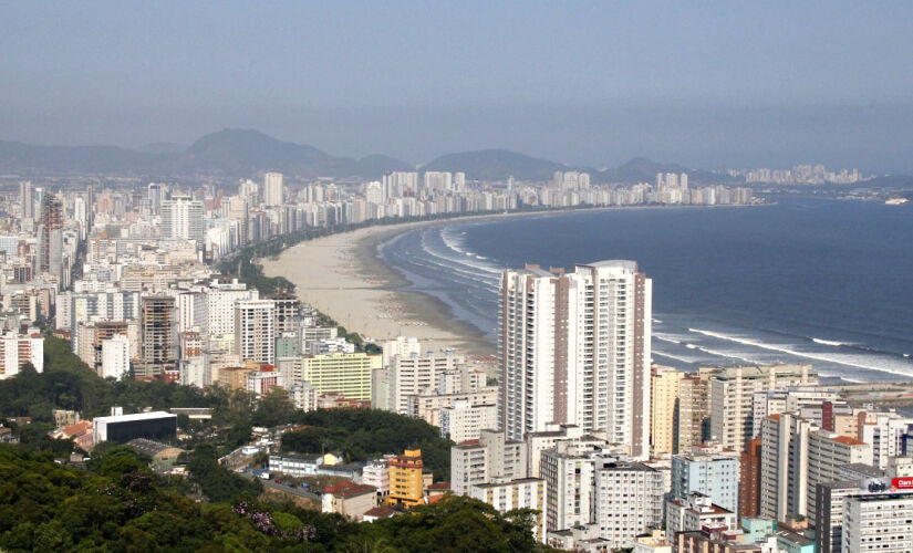 Vista aérea de Santos, uma das cidades que podem sofrer com o avanço do mar