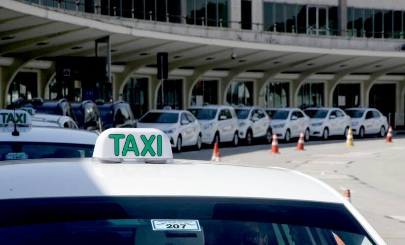 Cerca de 840 taxistas foram contemplados com alvarás de estacionamento 