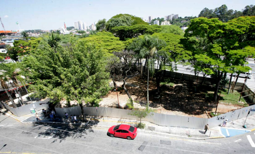 Obras da Praça Nicola Vivilechio, na Grande São Paulo, foram paralisadas no ano passado pela gestão do ex-prefeito Aprígio (Podemos)