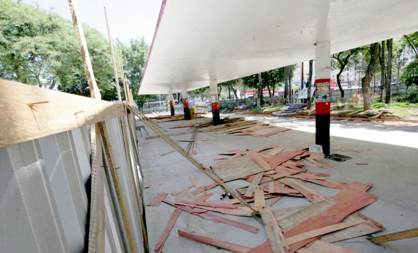 Obras de revitalização na praça Nicola Vivilechio, no centro de Taboão da Serra, na manhã desta terça-feira (26/11)