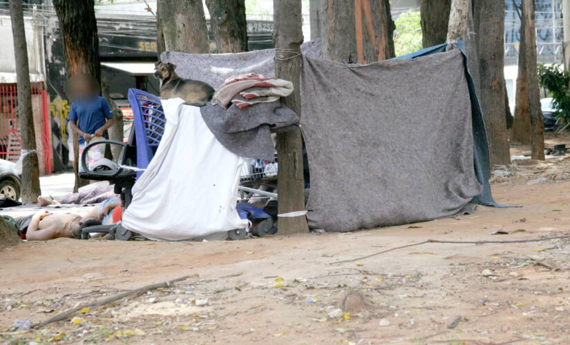 Em um dos pontos, os usuários utilizam os entorpecentes em uma praça da avenida Roberto Marinho; é possível ver barracas e famílias vivendo em meio ao entulho