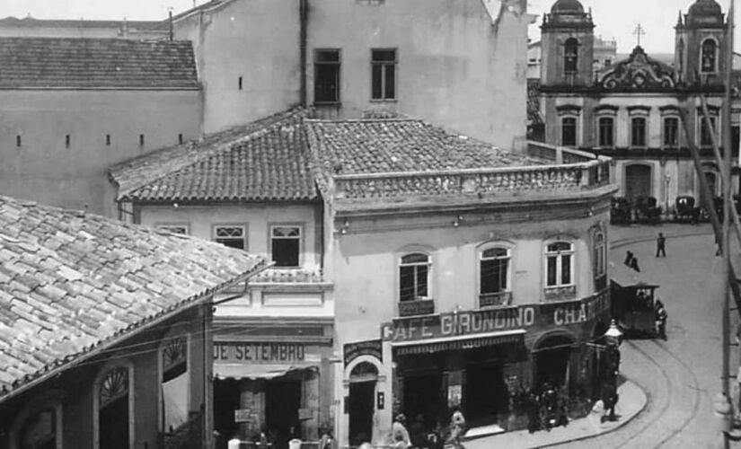 O primeiro Café Girondino, na esquina da rua 15 de novembro com a praça da Sé, em fotografia de 1910