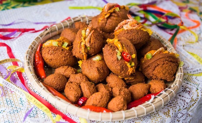 Bolinho frito feito com massa de feijão-fradinho, caruru, vatapá, vinagrete e camarão defumado o acarajé é a estrela do evento