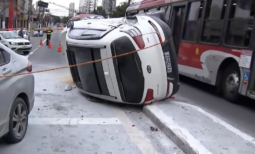 Devido ao acidente, a avenida precisou ser interditada no sentido bairro