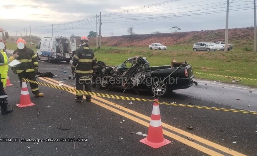 Motorista e passageiro de veículo morreram no local; motorista do caminhão teve ferimentos leves