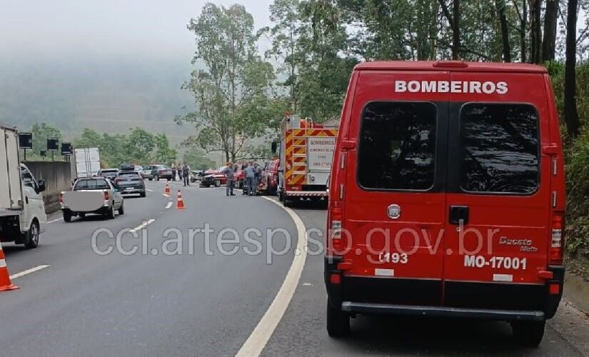 Acidente deixou a faixa da direita bloqueada