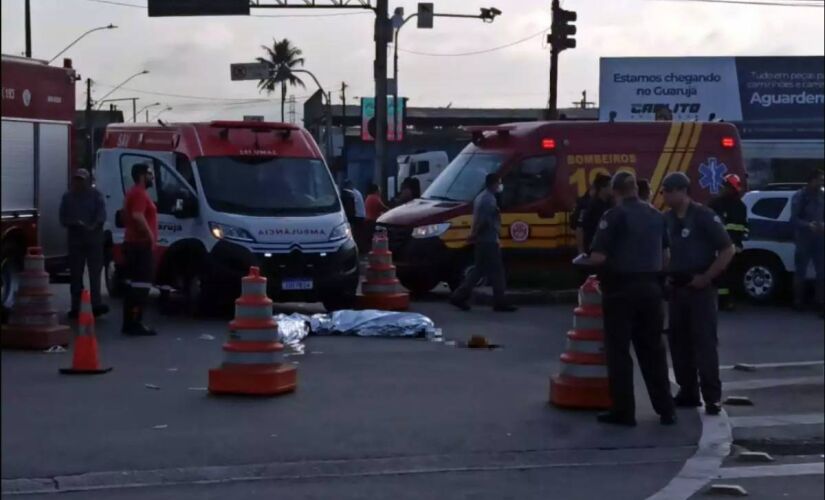 Acidente entre moto e carreta, em Vicente de Carvalho, no Guarujá, litoral de São Paulo