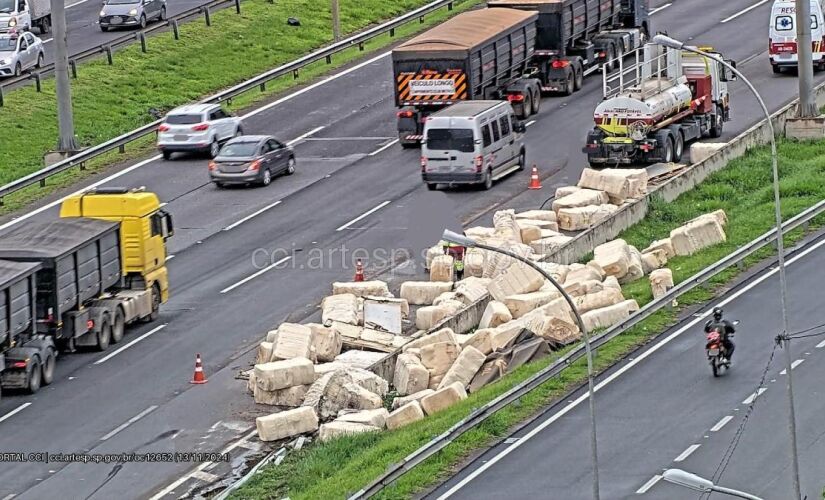 Caminhão tombou após colidir lateralmente com outra carreta