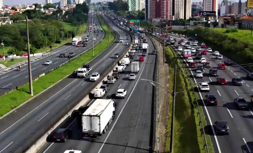 Trânsito chega a mais de uma hora em diversas rodovias que entram em São Paulo