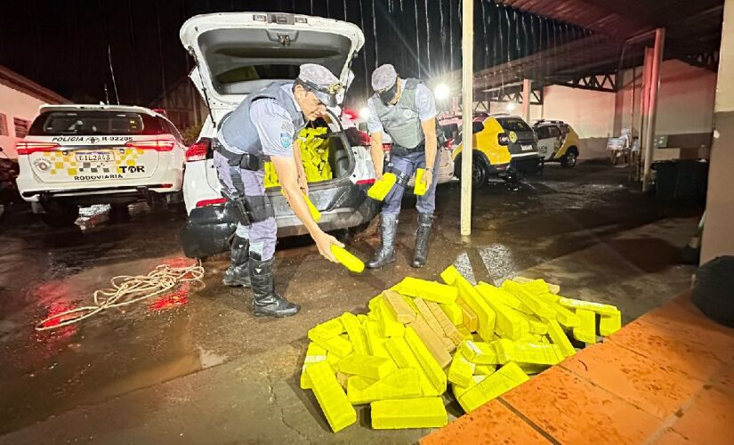 Carro e quase 700 quilos de cocaína foram apreendidos, nesta quarta-feira (6/11)