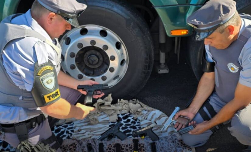 Policiais encontraram as armas enroladas em uma coberta com passageira