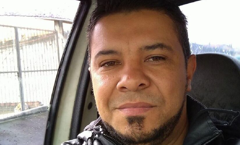 Um homem, identificado como Vandico Lopes Sobrinho, foi morto após uma invasão de criminosos a uma residência no bairro Pirajussara, em Embu das Artes