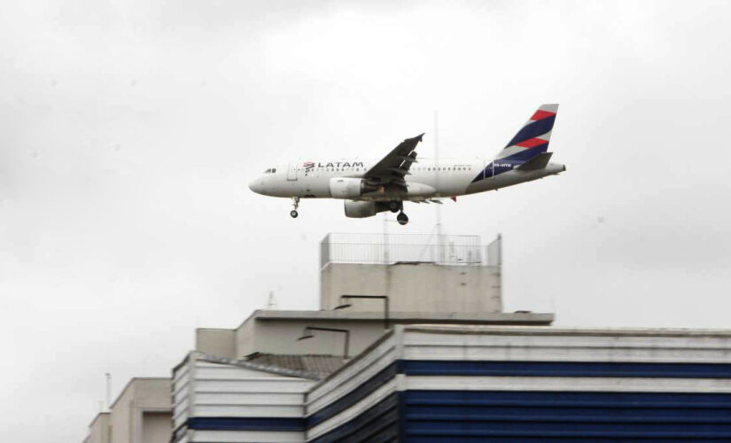 Avião aeroporto de Congonhas 