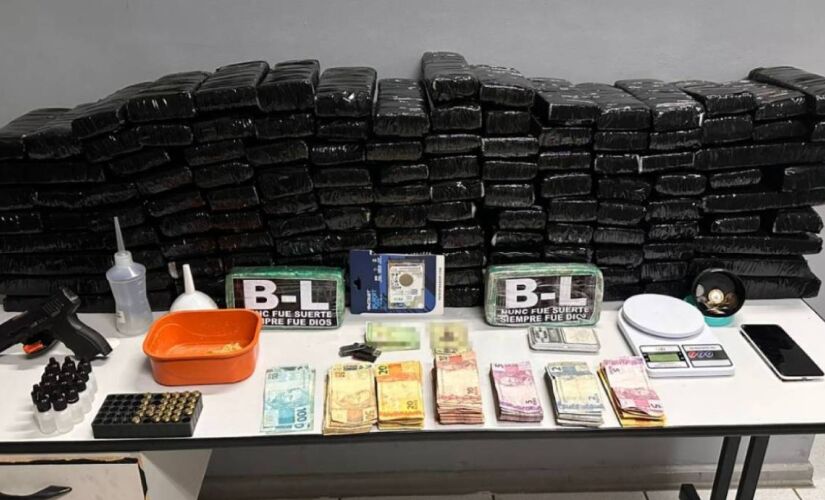 Polícia apreendeu 143 tijolos de maconha, duas barras e pedras de crack, uma pistola, munições, balanças de precisão e um documento do investigado