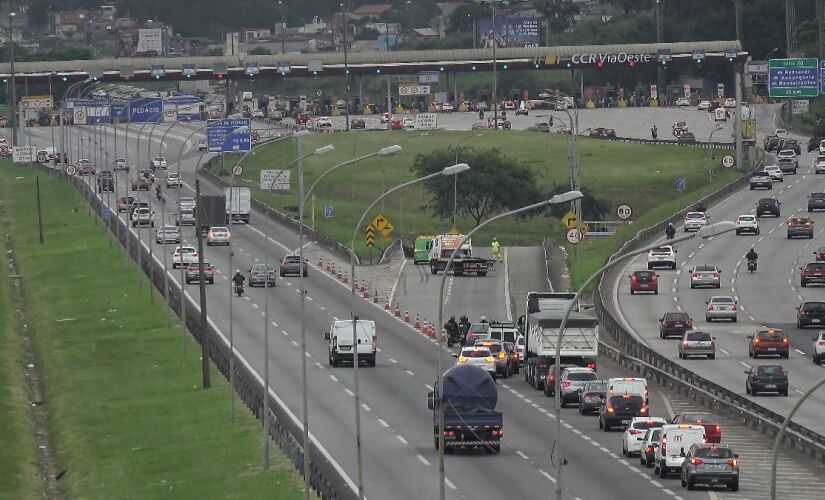 Um dos ladrões ficou preso às ferragens